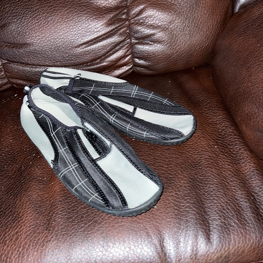 - 🌼 mens size 9 Strand water shoes